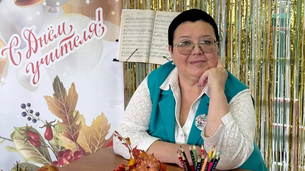 Жители города и родители учеников поддерживают директрису после увольнения; за сутки собрано около 705 подписей в её поддержку.