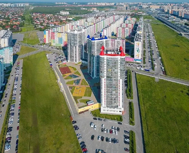 В районе Ново-Патрушево четвертым классам не нашли места в единственной школе. Жители вынуждены возить детей за пределы района, инфраструктура отстает от роста населения.