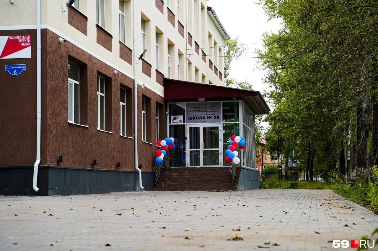 После капитального ремонта в Перми открылись несколько школ, в числе — СОШ № 36. В фоторепортаже — обновления и комментарии директора.