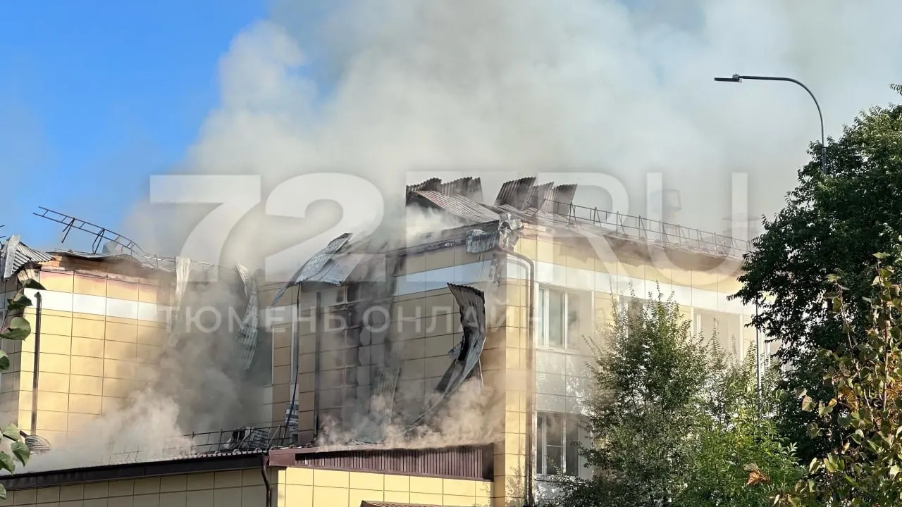 Пожар в школе на Широтной: пожарные разбирают крышу, над зданием идёт дым; ученики и преподаватели наблюдают, причины устанавливаются.