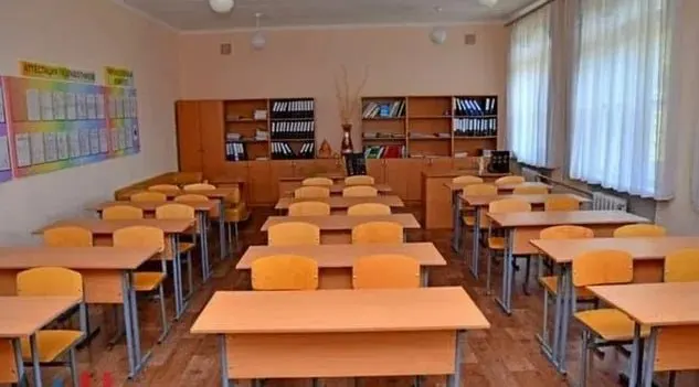Отец девочки утверждает о травле и переводах между классами; ведомство заявило о необходимости дополнительной проверки.