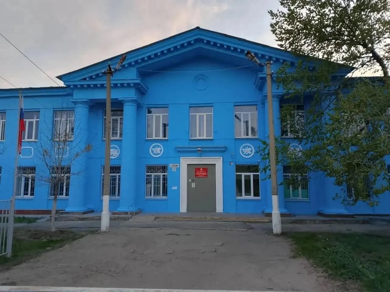 Завтра планируется обсуждение передачи здания по проспекту маршала Жукова комитету юстиции для создания коммерческого центра; местные жители выступают против и задаются вопросами о судьбе учеников.