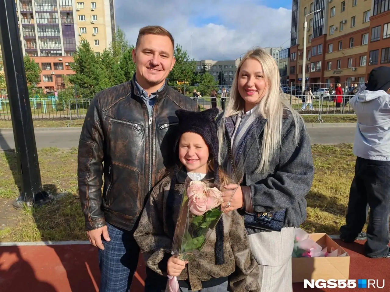 Родители рассказали о возможностях и трудностях перевода в новую школу, удобном расположении и адаптации ребенка к учебному году.