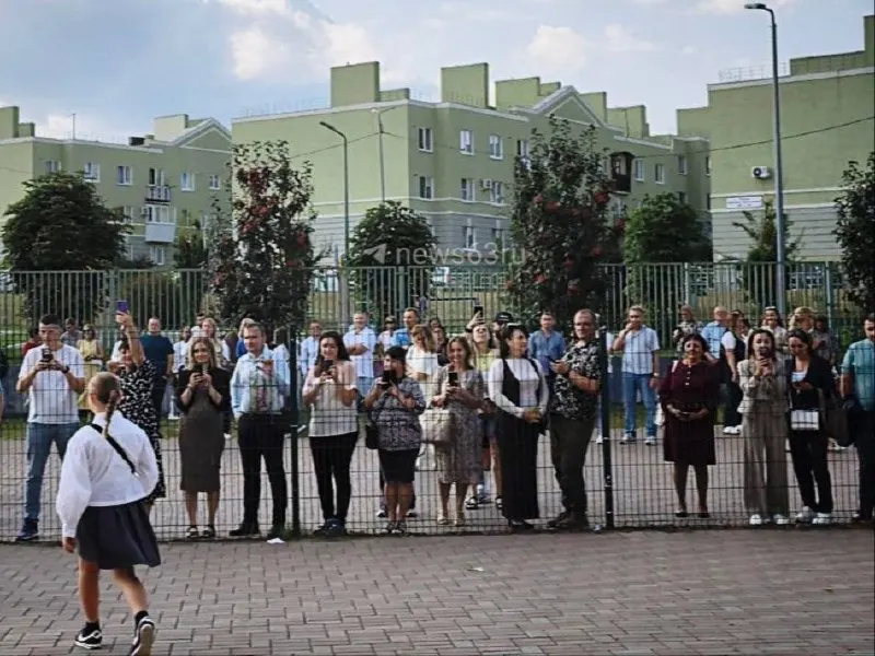 Из-за мер безопасности часть родителей не смогла попасть внутрь на линейки: мероприятия разнесли во времени и ограничили количество присутствующих.
