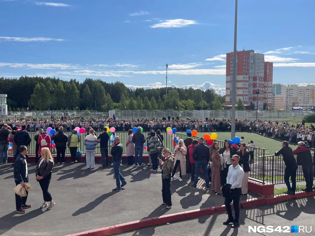 Учебное учреждение переполнено: линейка второй волной собрала больше учеников, чем вместила площадка.