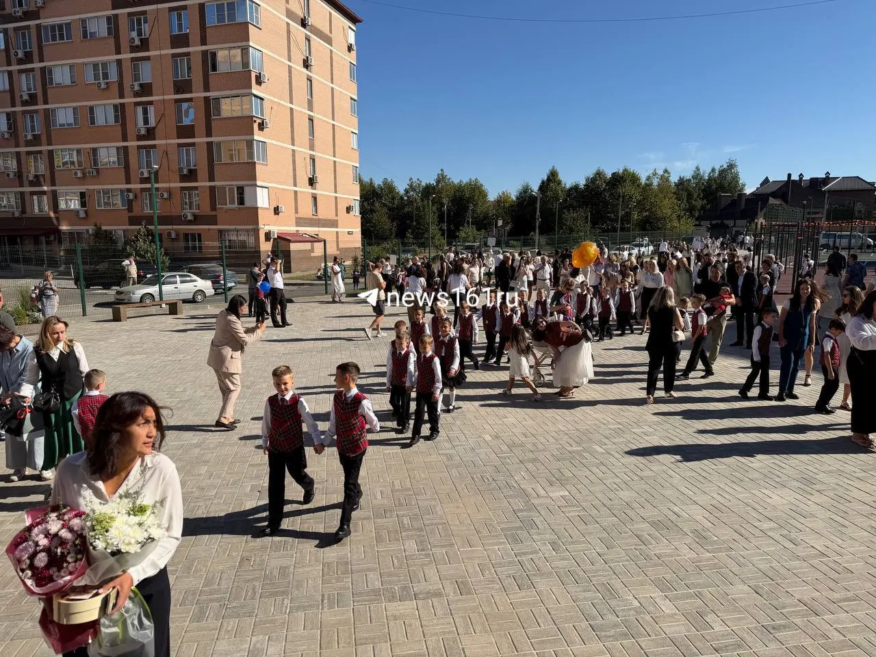 Новое здание на улице Салютина, 4 рассчитано на 400 учеников и включает библиотеку, кинозал, спортзал и две площадки; часть помещений освободят для расширения групп.
