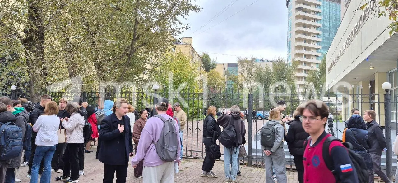 Повторная эвакуация главного корпуса произошла из-за угрозы безопасности; работа вуза возобновлена.