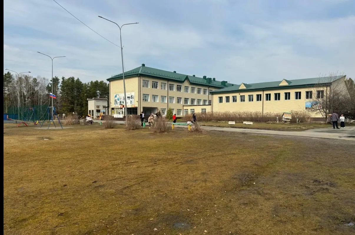 Ученики агрокласса и другие школьники участвуют в выращивании овощей и уходе за теплицей, чтобы обеспечить продукты для вооружённых сил.
