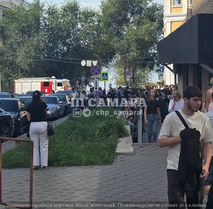 По информации преподавателей, произошло возгорание из‑за неисправной проводки; на месте работают пожарные.