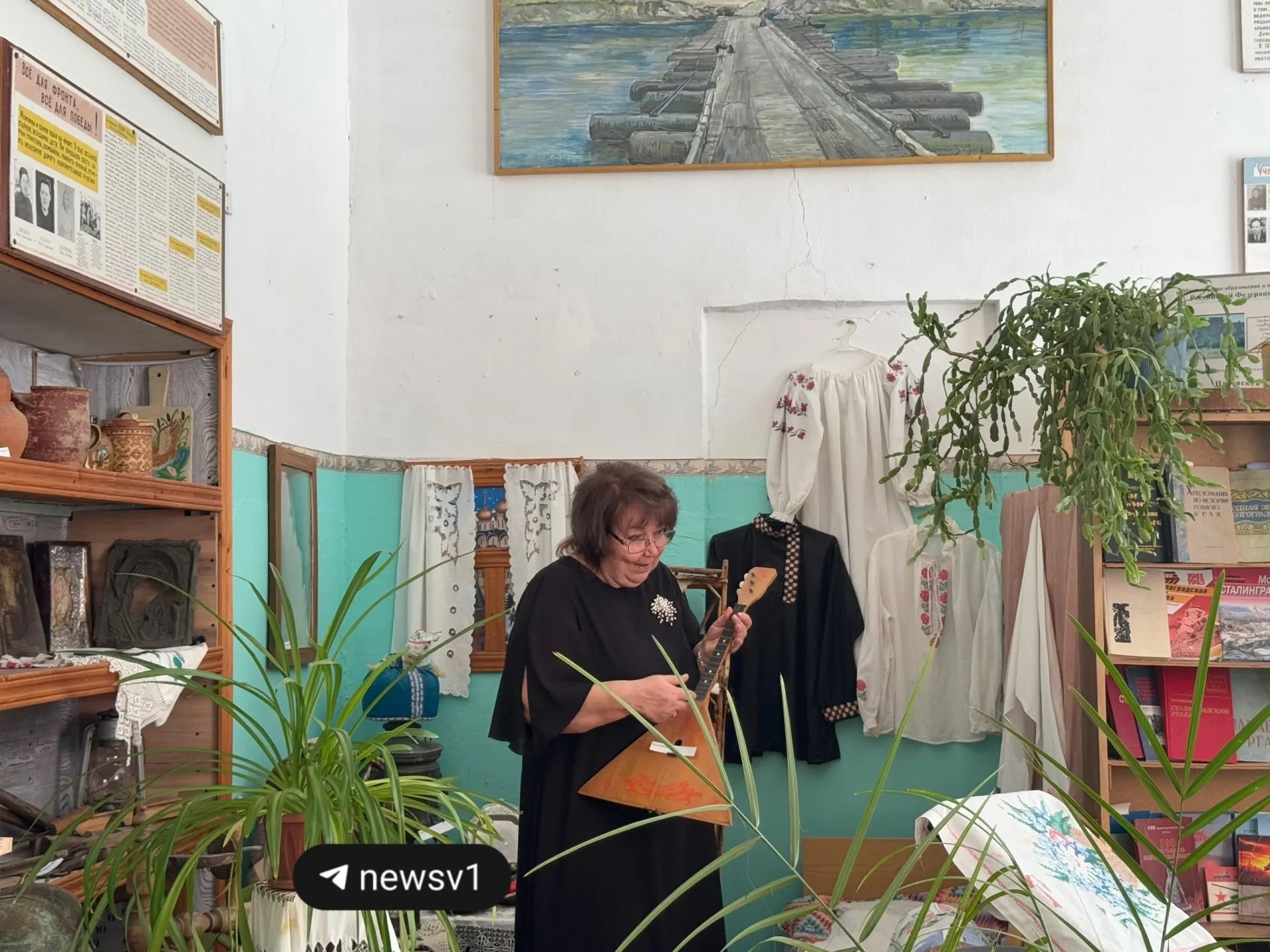 Линейка в Царёвской средней школе завершилась, рядом расположен музей, рассказывающий о Золотой Орде, метеорите Царёв и выдающихся выпускниках.