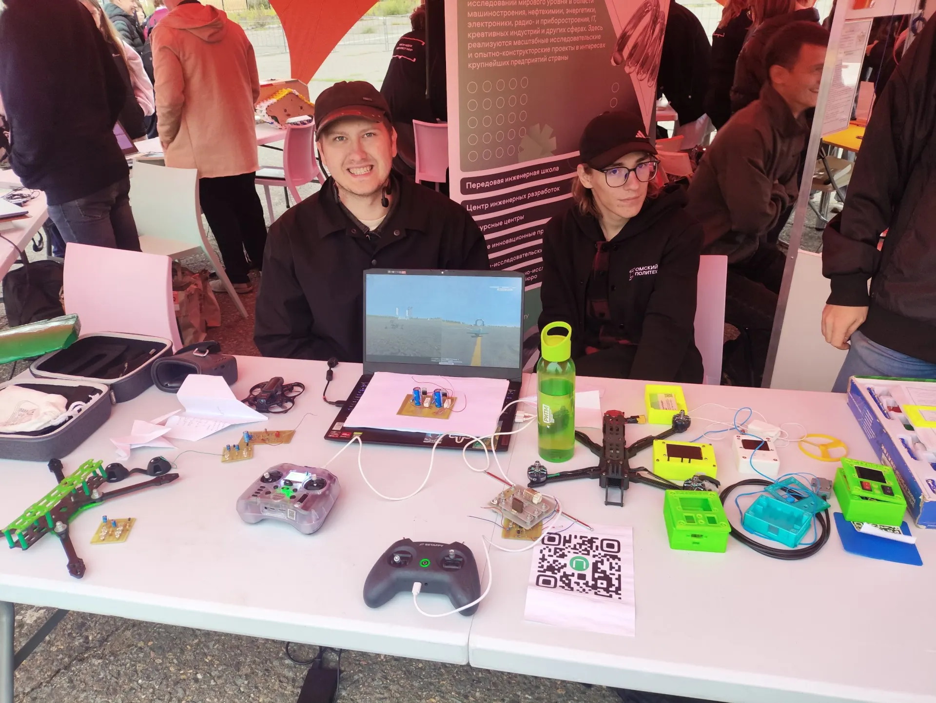 Омск принимает фестиваль OM FEST: в первый день центральной площадкой стала Школа 21, где школьники участвуют в интерактивах, играют в старые игры и осваивают новые технологии. Мероприятия продлятся всю неделю, финал — в воскресенье.