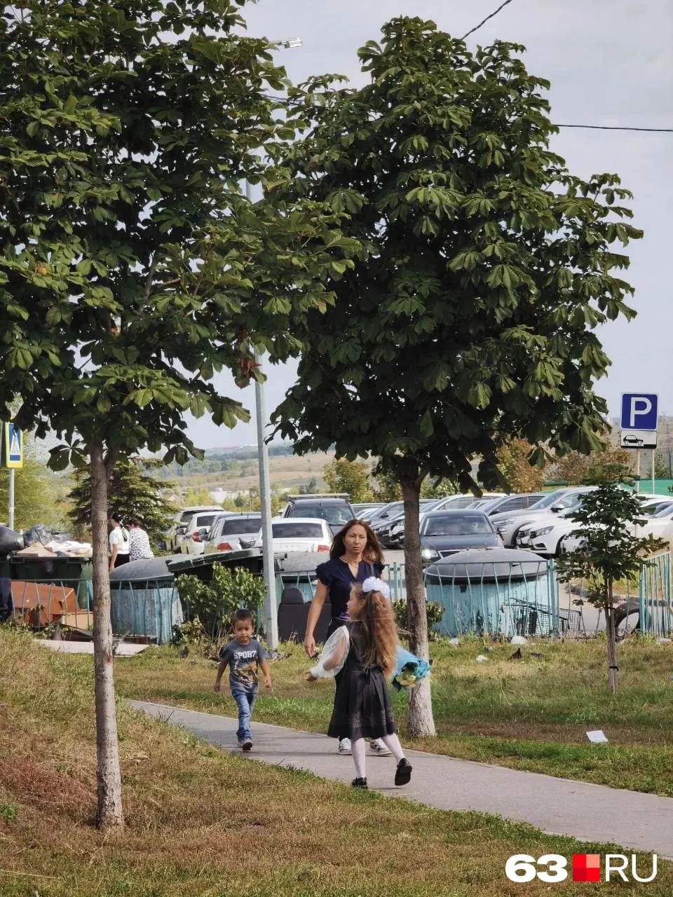 На улицах Самары стартовал новый учебный год: школьники в нарядах, цветы и улыбки родителей.
