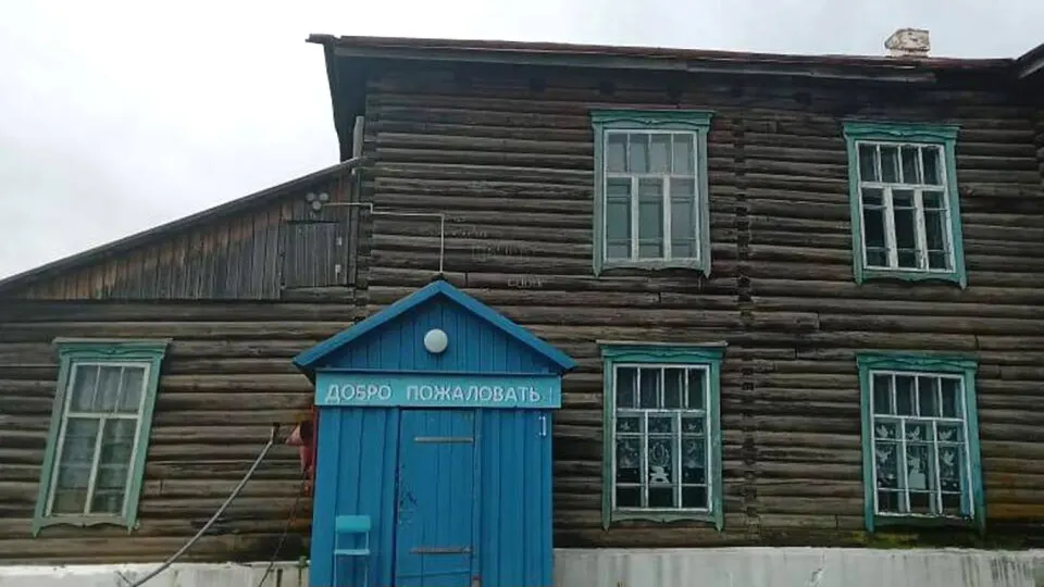 За последние десятилетия число школ резко снизилось, особенно в сельской местности, что влияет на доступность образования; доля частных школ растёт.