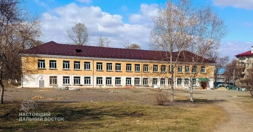 В школе №33 Артёма ученикам приходится заниматься на полу: парт в классах ещё нет, ремонт идёт, а спортзал отсутствует; дети идут на физкультуру в ближайший ФОК.