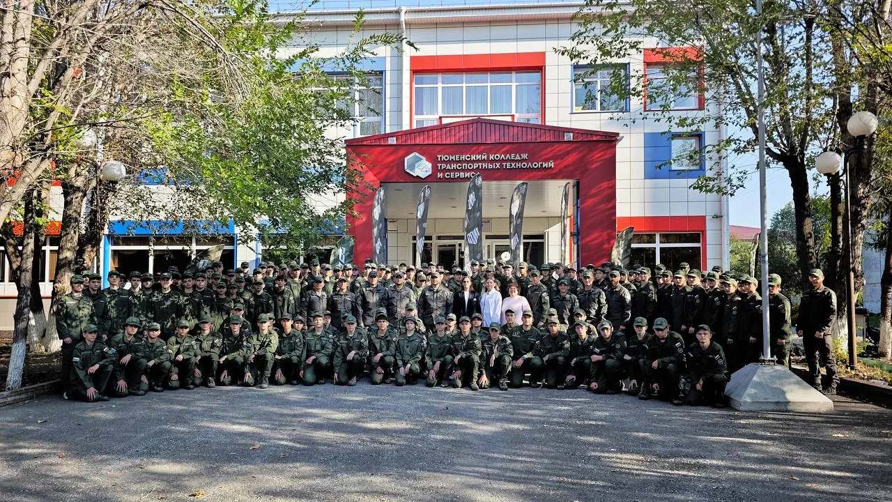 В тюменском колледже транспортных технологий и сервиса запустили программу центра «Воин», где студентов учат тактике, медицинской подготовке, инженерной и строевой подготовке, а также управлению беспилотниками, сохраняя мирные профессии.