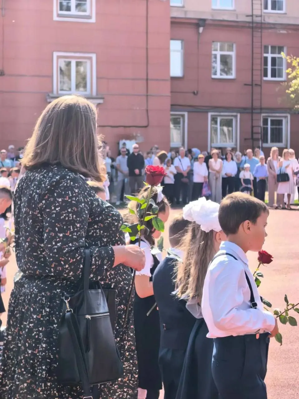 Одиннадцатиклассники исполнили песню «Крылатые качели», а спортивные номера сопровождались баянистом; день прошел под знаком радости и гордости.