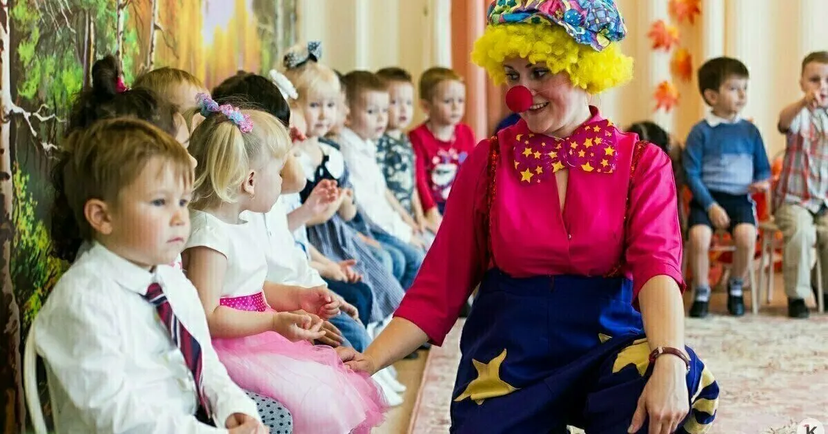 В День воспитателя региональные парламентарии благодарят воспитателей за преданность делу и вклад в развитие детей.