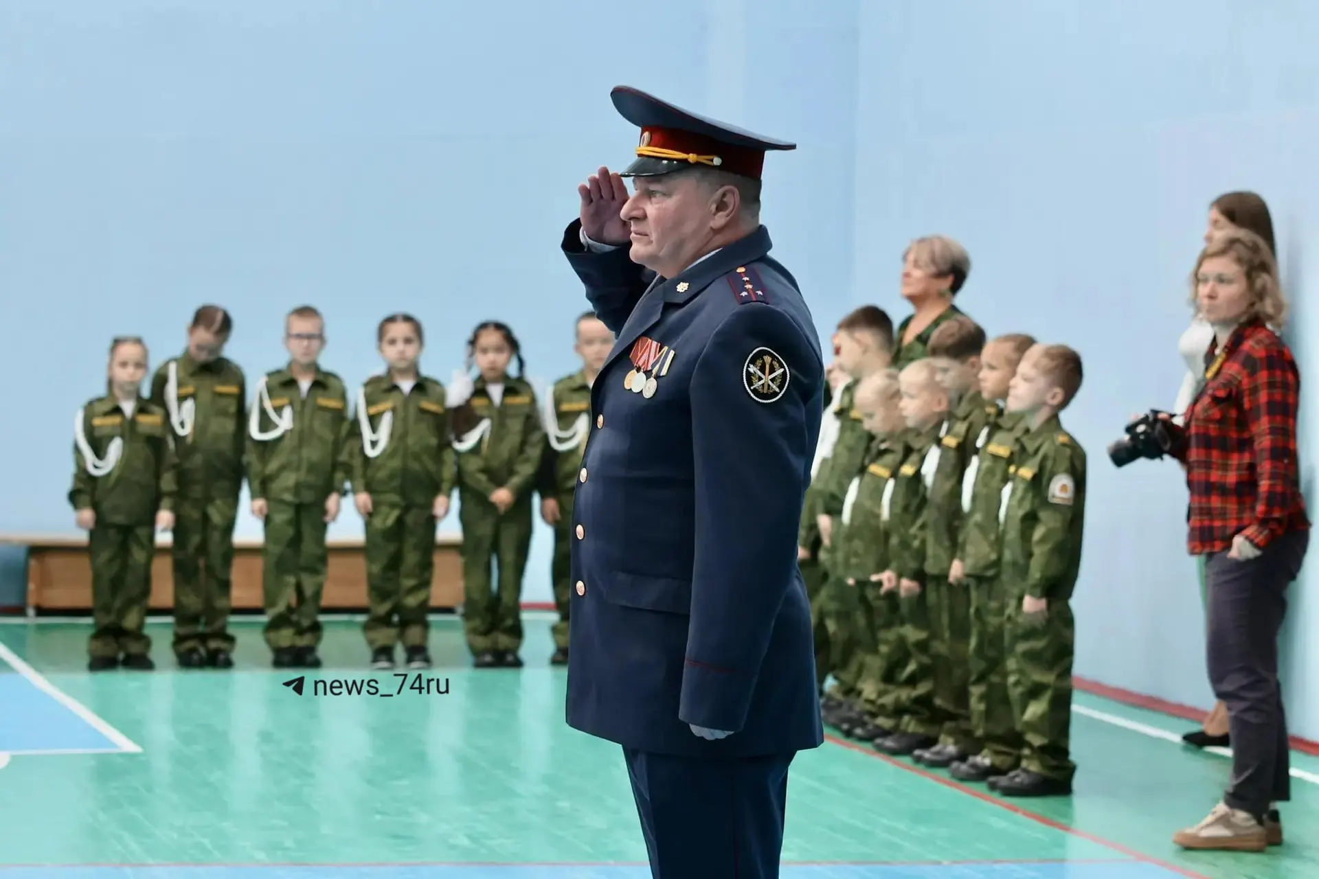 Патриотическая линейка кадетских классов и приветствие капитана ФСИН стали главной частью школьного дня.
