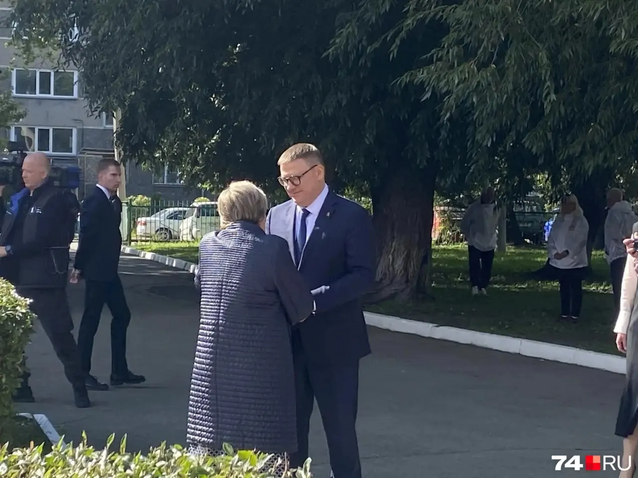 Во время визита регионального руководителя в одной из школ Ленинского района прошла торжественная линейка с творческой программой; ученики и педагоги обсудили выпускной и планы на будущее.