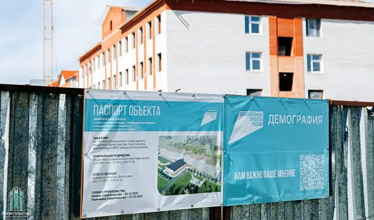 Новый корпус на 158 мест оценивается почти в 500 млн рублей; сроки перенесли, контракт расторгнут, а переработка проекта стала необходима.