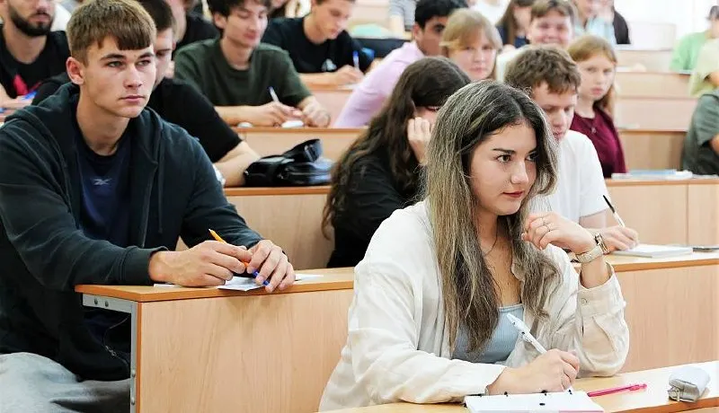 Выпускники, набравшие 100 баллов на ЕГЭ и поступившие в кубанские вузы, получат единоразовую выплату в размере 100 тысяч рублей; поддержку получат 117 человек, а 330 учителей — премии за успехи их учеников.