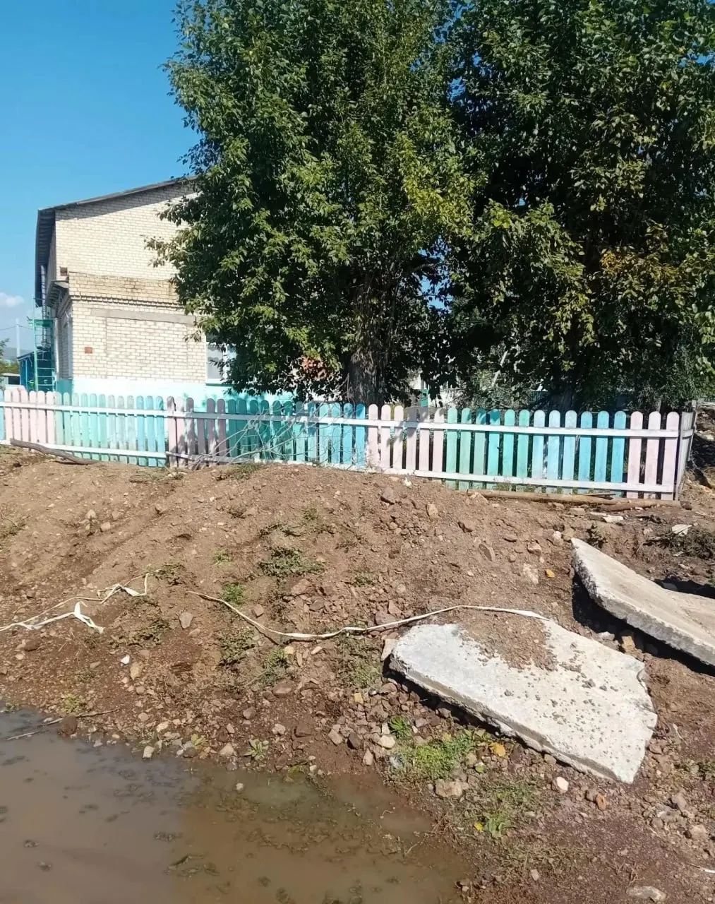 Из-за ремонта теплосети ученикам приходится идти к школам по обходным путям; подрядчикy предъявлена претензия, обещаны мостики для безопасности.