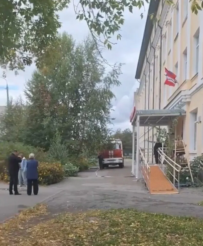 Во время учений в ОмГУ вывели студентов из корпуса, на месте работала пожарная служба.