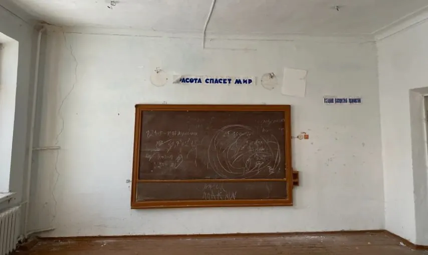 Двухэтажное здание, ранее функционировавшее как школа, выставлено на продажу. Построено в 1952 году и прослужило 28 лет; жители района вспоминают годы учёбы с грустью.