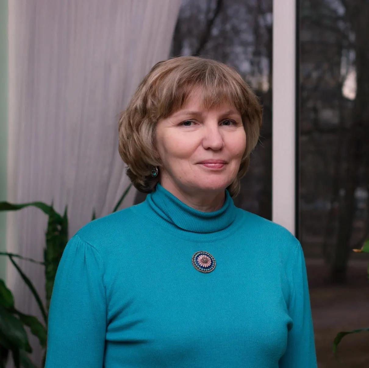 65-летняя заведующая кафедрой истории уволена после того, как руководство сочло её старые публикации демонстрацией запрещённой символики.