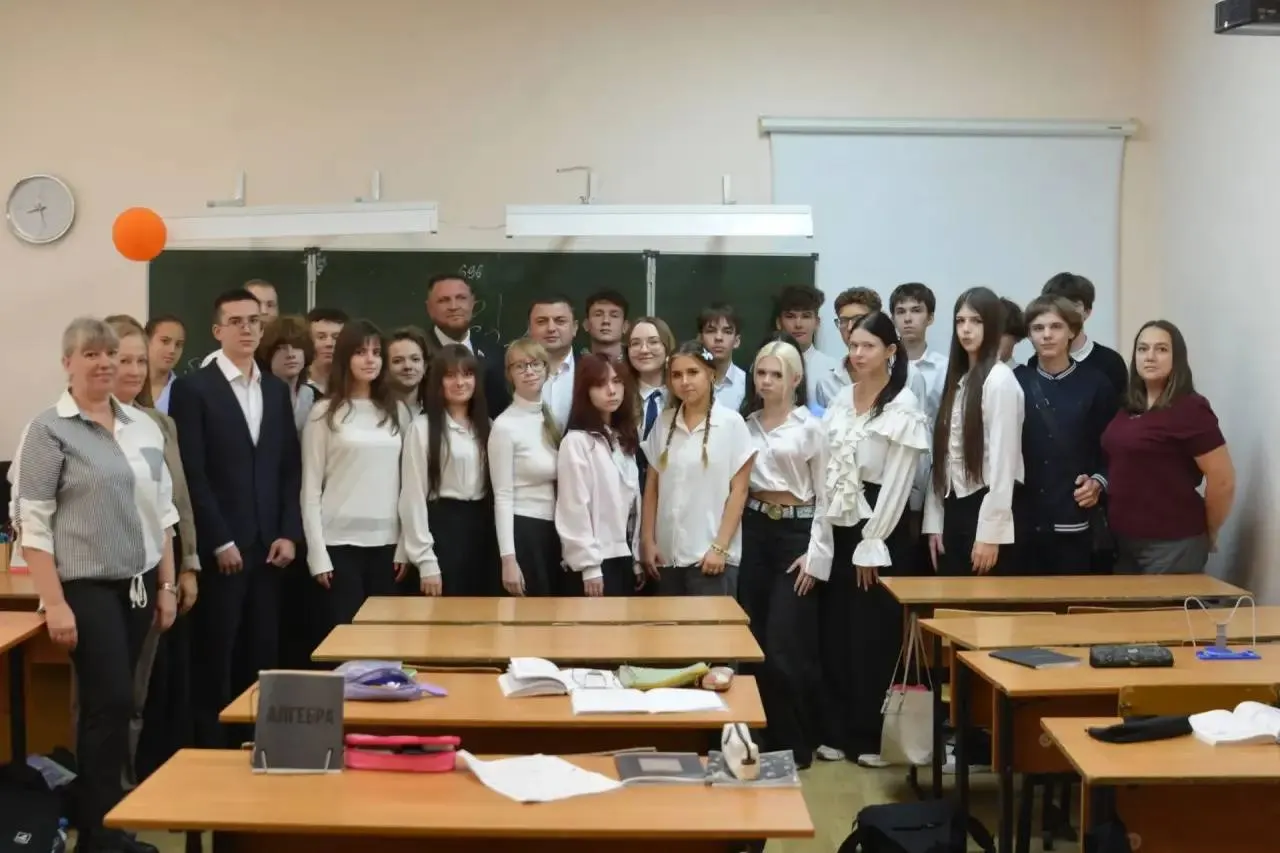 Председатель гордумы поделился историями о юности, службе и ценностях, призывая школьников к осознанному выбору.