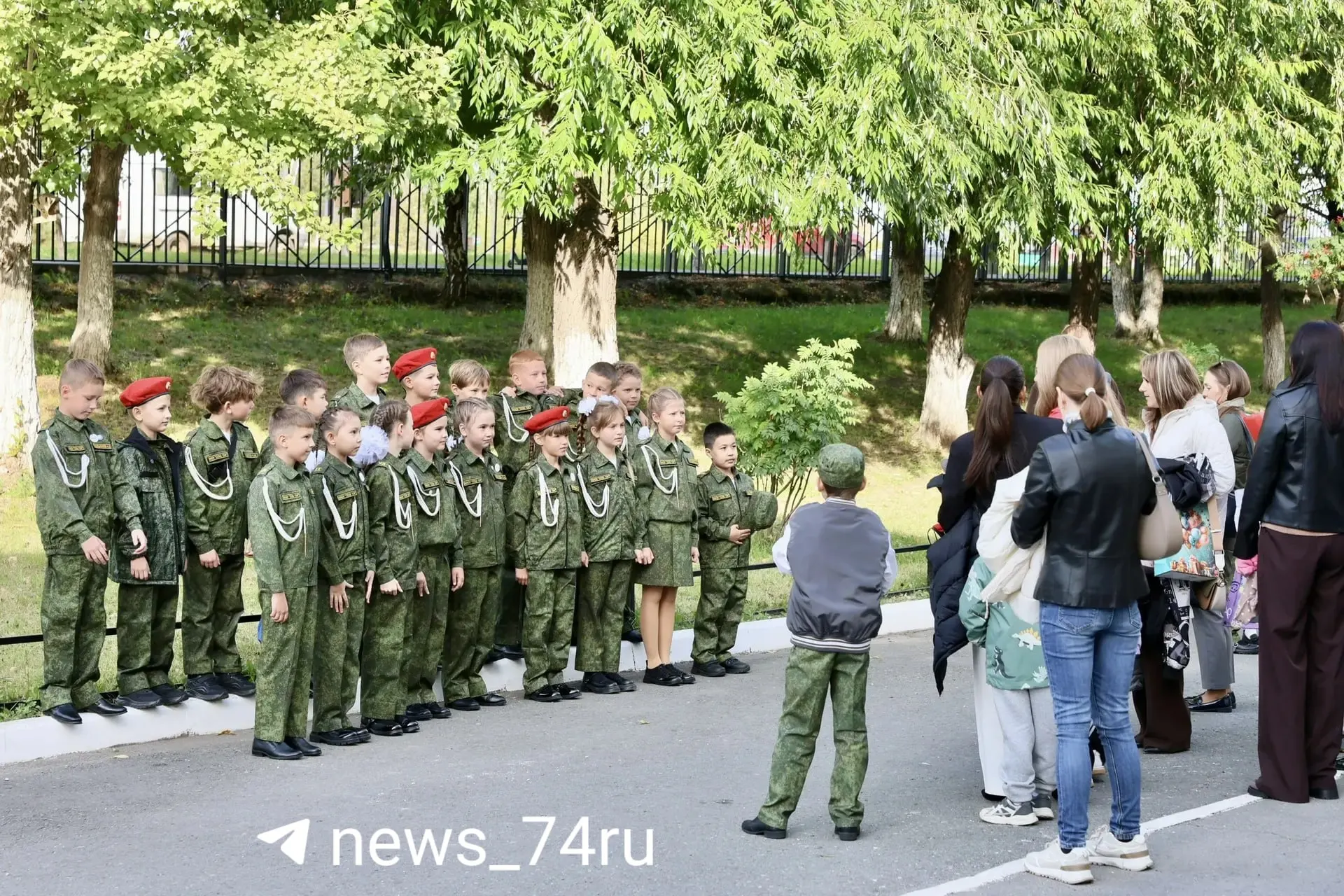 Ученики и родители собрались на школьном дворе перед торжественной линейкой в спортзале, педагогам передали поздравления и цветы.