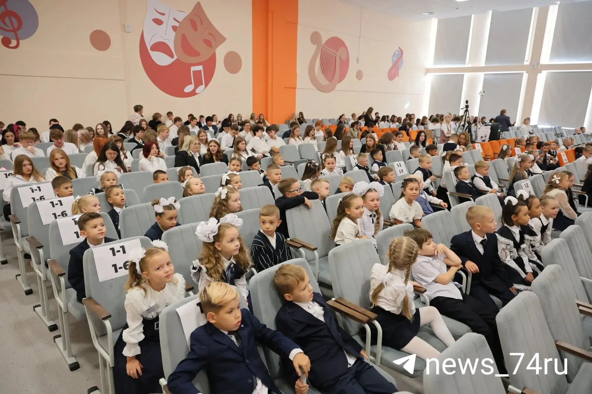 Начало учебного года в ОЦ7: линейку для 10 первых классов разделили на части, ученики собрались в актовом зале и встретили утреннее настроение после каникул.
