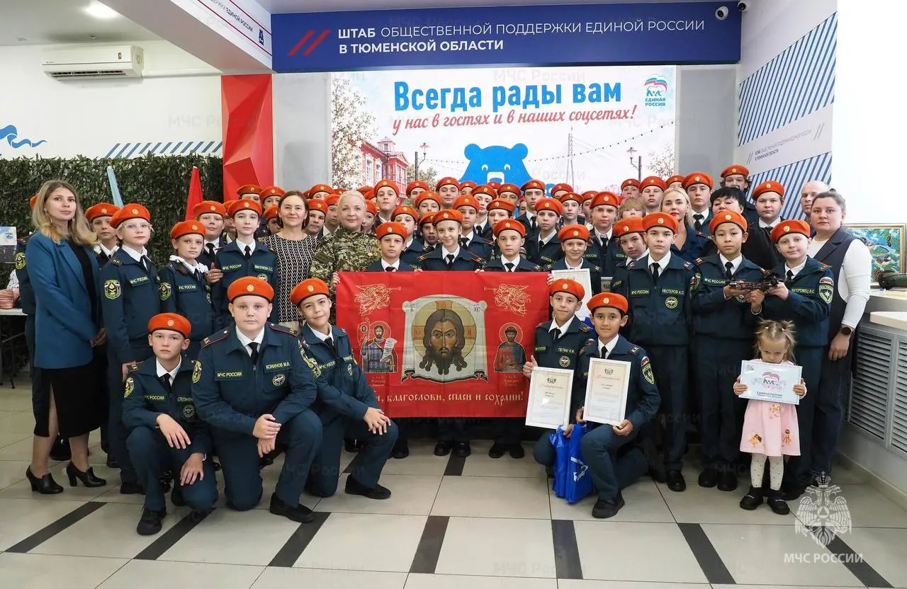 Кадетские классы МЧС посетили выставку, на которой продемонстрировали антидроновые одеяла, маскировочные сети и носилки; в завершении кадетам вручили знамя Спаса Нерукотворного.