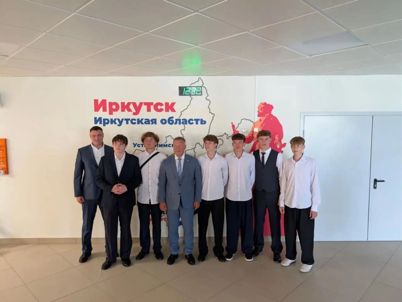 Гости — мэр Иркутска и губернатор — посетили торжественную линейку к началу учебного года; ученики устроили танец и стихи, прозвенел первый звонок.