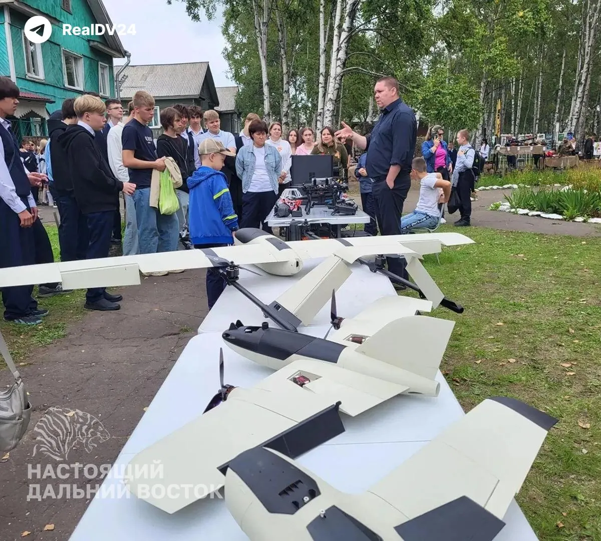 Школьники Хабаровского края осваивают работу с беспилотниками и роботизированными системами, изучая мирное применение технологий и инженерные основы.