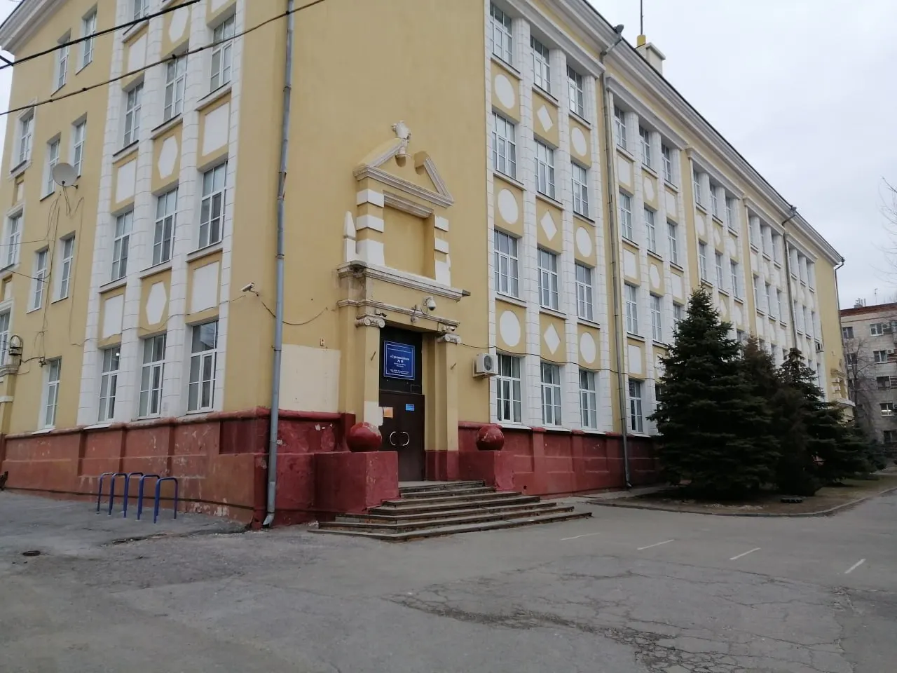 Причина обрушения подвесного потолка остаётся неизвестной. Инцидент произошёл 9 сентября; школьники зафиксировали последствия, а ремонт, выполненный подрядчиком из Калмыкии, завершился незадолго до начала учебного года и до сих пор не принят.