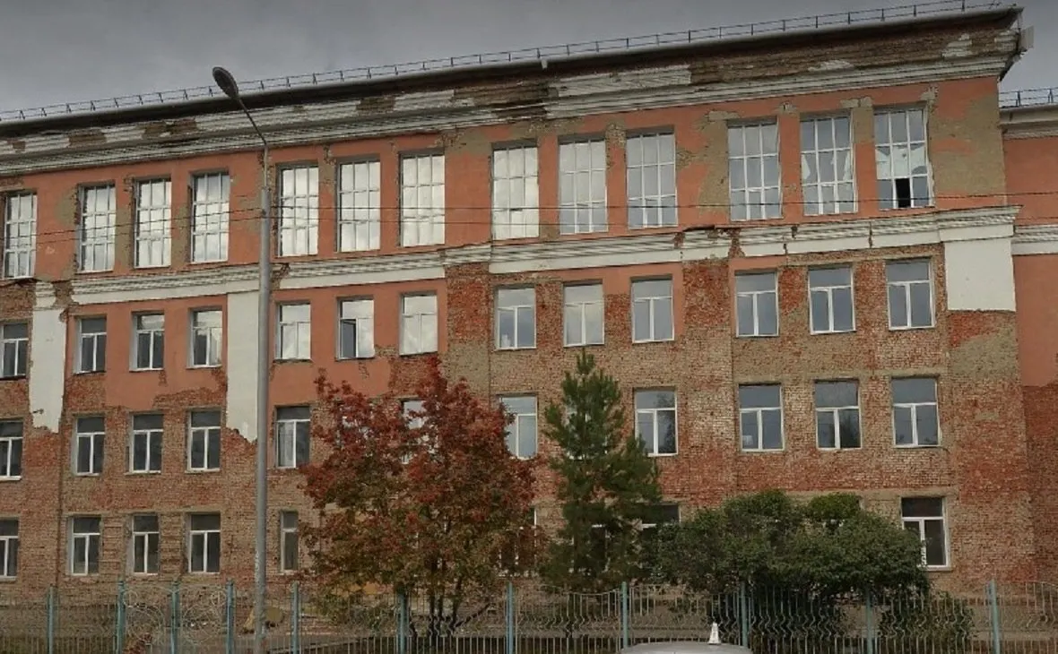 Городские власти заявили о плане снести аварийное учебное здание и возвести на его месте новую школу в Омске.