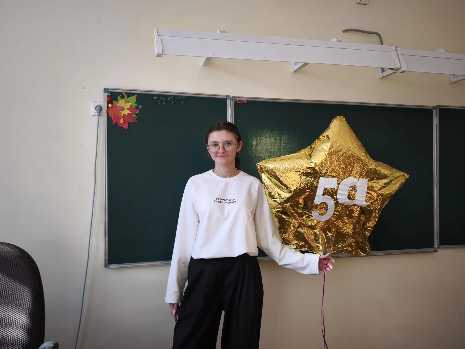 Молодая мама и студентка педвуза совмещает очное обучение и работу в родной школе, где коллегами стали её учителя.