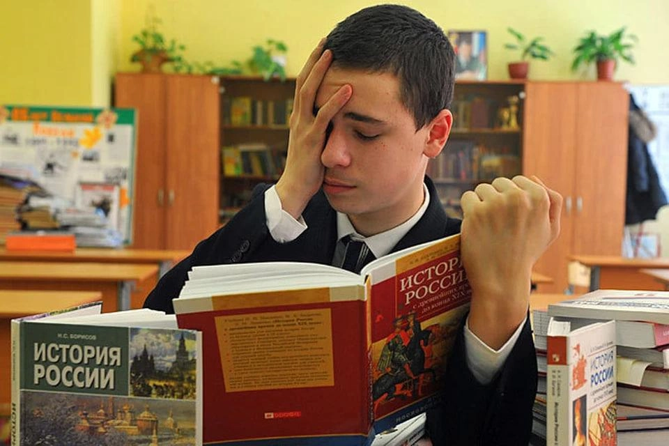 Аналитическая заметка о подготовке к ЕГЭ 2026 года подчеркивает трудности выпускников в понимании Конституции, различий между президентством и Госдумой, а также влияние темы СВО на задания по истории и обществознанию.