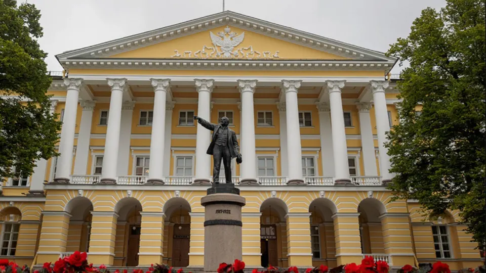 Городская власть предлагает урезать расходы на образование, капитальный ремонт и социальные программы, одновременно увеличить выплаты участникам СВО; бюджет может сократиться на десятки миллиардов рублей.
