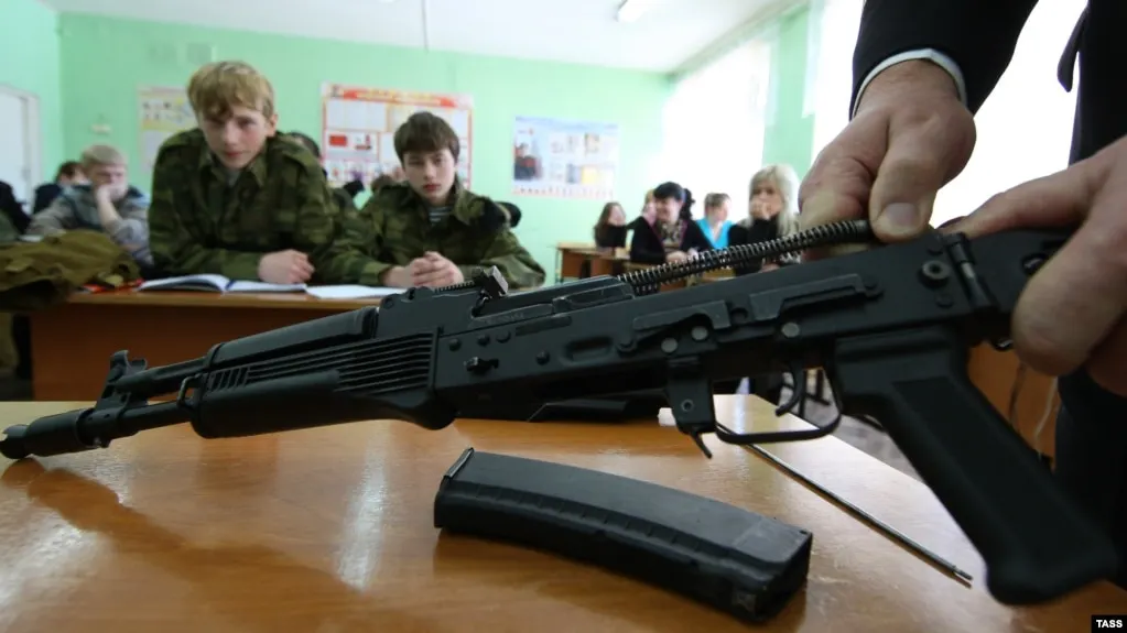 Участники проходят переобучение по специальности «Педагогика и психология в системе военно‑патриотического воспитания» в рамках проекта «СВОй путь»; цель — помочь ветеранам стать наставниками и интегрироваться в гражданскую жизнь.