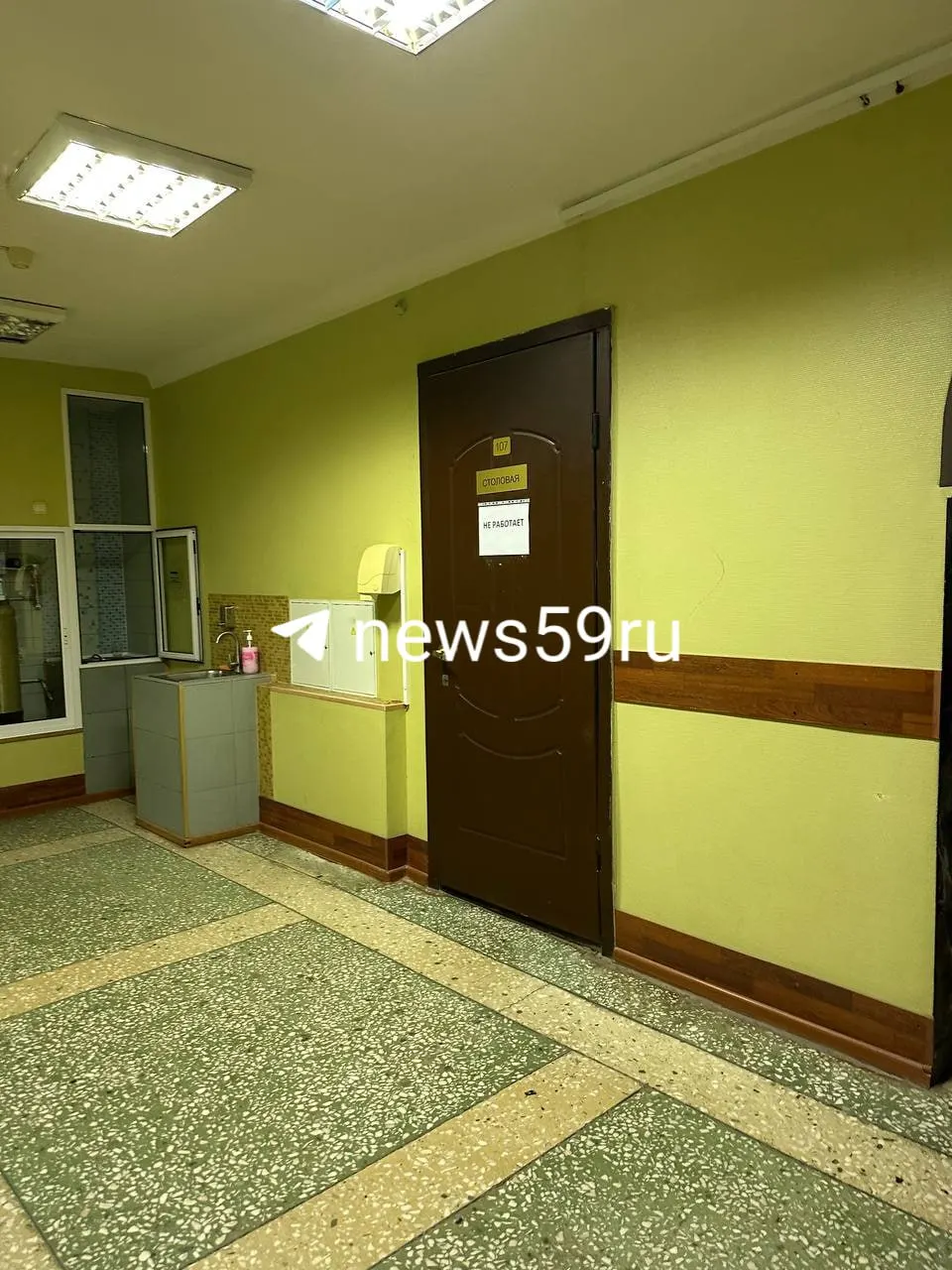 Студенты строительного факультета жалуются на затянувшийся ремонт, нехватку столовой и туалетов, а также неудобное расписание секций. Требуют оперативных изменений.