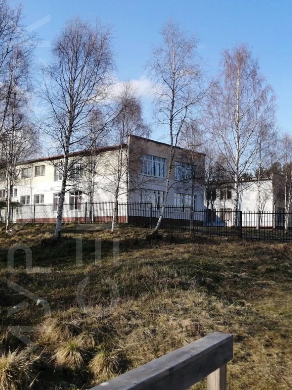 В Верхнетуломском районе выставлено на продажу здание бывшего детского сада №24; в 2025 году учреждение присоединили к местной школе, детей перевели в школьный корпус. Цена примерно 22 млн рублей.