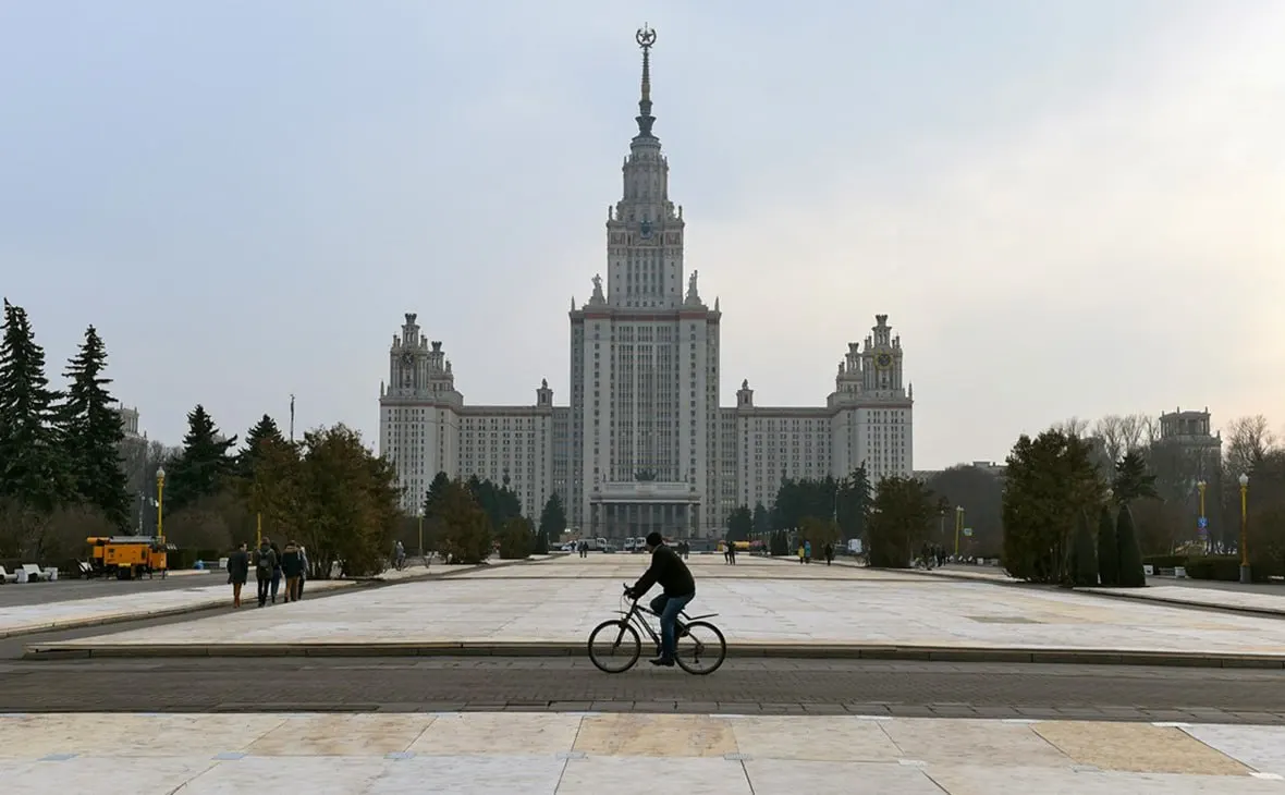 После выявления случая кори в вузе начаты профилактические меры и вакцинация; очное обучение ограничено для непривитых и не болевших ранее.