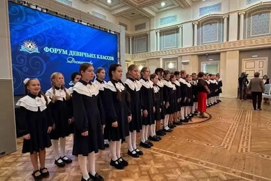 В ряде регионов запущены программы, где девочкам советуют «женственность» и ограничивают свободы в рамках учебы, что вызывает вопросы у родителей и экспертов.