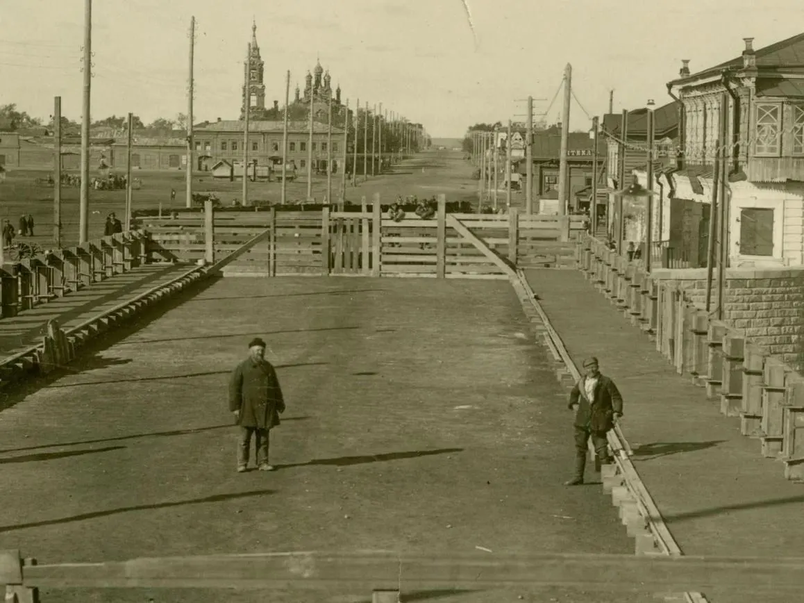 Город в 1920-х годах: транспорт, культура и образование. История улиц и площадей, старые театры и школа будущего.