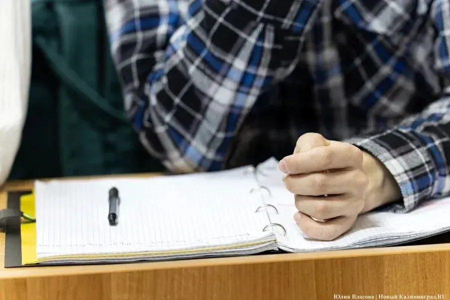 Опрос показывает, что значительная часть родителей сомневается в готовности школьной подготовки к поступлению в университет; многие прибегают к репетиторам, что влияет на семейный бюджет.
