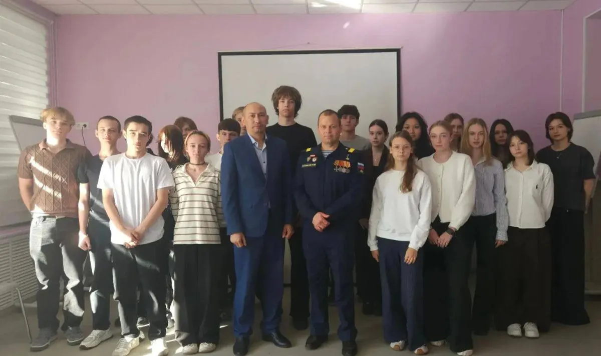 На занятии школьники узнали о фронтовой реальности и долге перед Родиной от участника вооружённых действий, награждённого за службу.