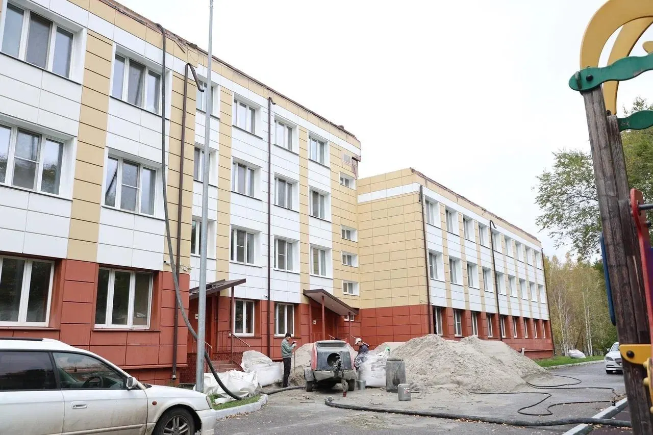 Работы на объекте ведутся по графику: кровля, фасады и внутренние помещения приводят в порядок; завершение планируется к середине ноября.