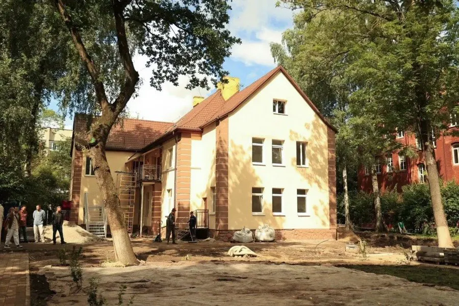 После ремонта в здании бывшего детского сада №30 на улице Леонова открылся центр «Дом семьи» — место для занятий детей, образовательных мероприятий и встреч для людей разных возрастов.